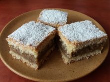 Hamis gesztenyés szelet porcukorral meghintve